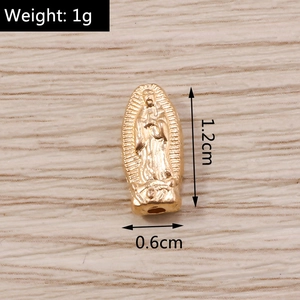 Dettaglio macro del ciondolo Madonna dorata con misure 1,2 cm di altezza e 0,6 cm larghezza