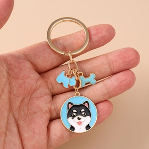 Detailansicht goldener Hundeanhänger mit Shiba Inu Emaille-Charm und Knochen