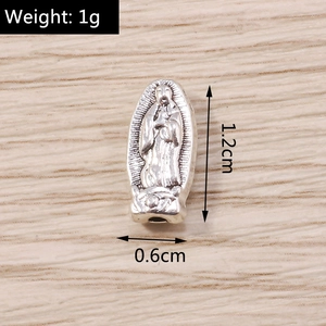 Dettaglio macro di un ciondolo religioso della Vergine Maria in argento per fare gioielli
