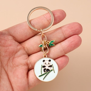 Goldener Panda Schlüsselanhänger mit Bambus Anhänger und runder Emaille Plakette