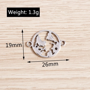 Connecteur carte du monde argenté mesurant 19mm par 26mm pour création de bijoux