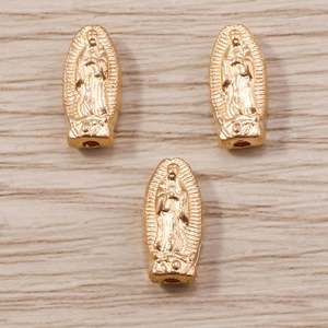 Dettaglio macro del ciondolo ovale dorato della Vergine di Guadalupe con incisione 3D