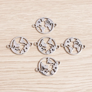 Lot de cinq pendentifs carte du monde en argent pour la création de colliers et bracelets