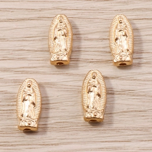 Dettaglio di ciondoli dorati della Madonna di Guadalupe per creazione di gioielli