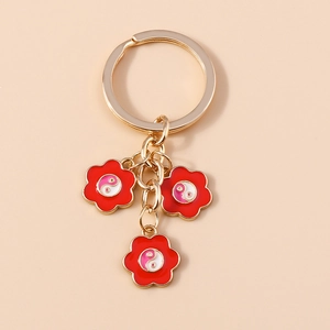 Portachiavi in stile cinese con fiori in smalto rosso e ciondoli tai chi dorati