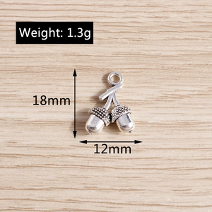 Detailaufnahme der Vintage-Doppeleichel-Anhänger aus Silber mit 18mm Höhenmessung