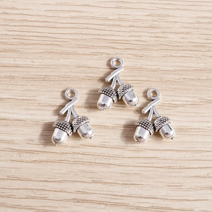 Detaillierte Makroansicht von Vintage-Eichelanhängern aus Silberlegierung für DIY-Schmuck