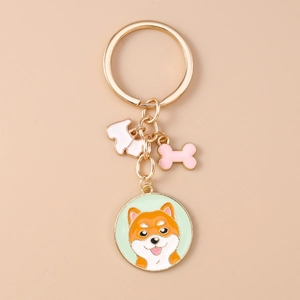 Detailansicht eines Shiba Inu Schlüsselanhängers mit mintgrünem Anhänger und Goldkette