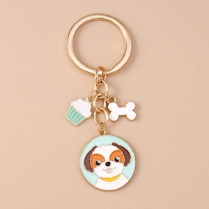 Details des mintgrünen Emaille-Hundeanhängers mit Goldkette und Cupcake-Anhänger