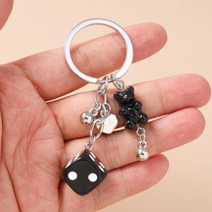 Porte-clés punk chinois avec ours en gomme noir, dé et pendentif coeur argenté