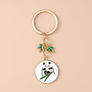 Detailansicht eines goldenen Panda-Schlüsselanhängers mit Bambusblättern und Emaille