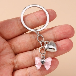 Fashionable silver heart and pink bow keychain with metallic ring for bag accessories