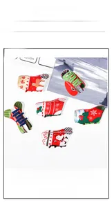 Détail de grandes pinces à cheveux de Noël aux motifs festifs de Père Noël et de renne