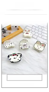 Détail de pinces à cheveux en acrylique crème avec motifs mignons de chiens et lapins