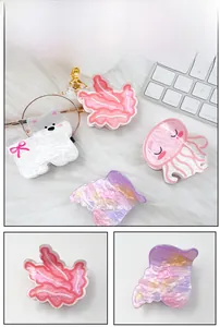 Détails des pinces à cheveux en acrylique motif chien et méduse avec une texture nacrée