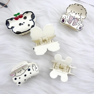Lot de cinq pinces à cheveux en acrylique aux motifs de dalmatien et formes de chiens