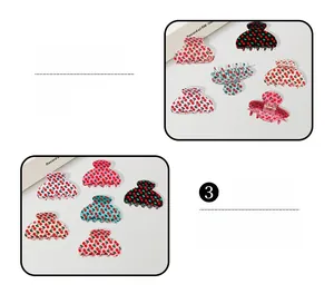 Détail des pinces à cheveux avec motifs cerises imprimés en plusieurs couleurs