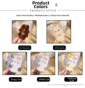 Gros plan sur une collection de pinces à cheveux chat mignonnes avec nœuds et casque