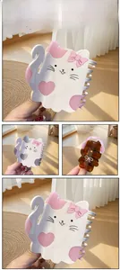Détail de pinces à cheveux en acétate avec motifs de chat et ours et détails de nœuds