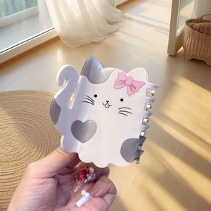Pince à cheveux chat mignon en acétate avec nœud rose et motif cœur à la main
