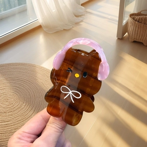 Pince à cheveux ours en peluche marron avec casque rose et détails nœud blanc