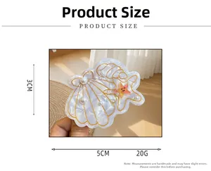 Détails d'une pince à cheveux coquillage de 5 cm avec perles et décor d'étoile de mer