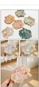 Vues détaillées de pinces à cheveux en forme de coquillage pastel avec perles