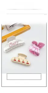 Détail de pinces à cheveux avec strass cerise et papillon scintillant en ensemble