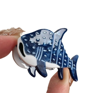 Pince à cheveux requin-baleine en acétate bleu profond avec pois et rayures