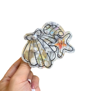 Pince à cheveux coquillage en acétate marbré avec étoile de mer et perles décoratives