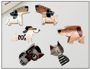 Détail de 6 pinces à cheveux en acrylique motif chien avec texture marbrée élégante