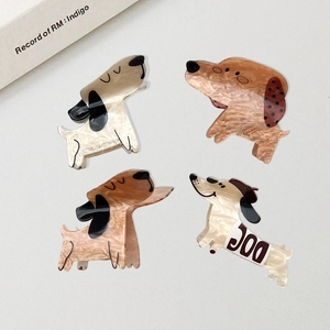 Lot de quatre pinces à cheveux en acrylique motif chien dessin animé couleurs variées