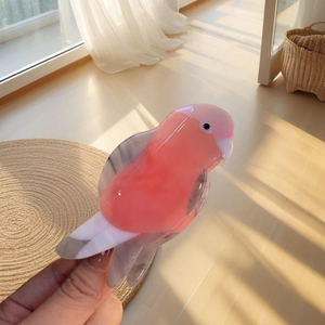 Pince à cheveux en acétate en forme d'oiseau rose avec design réaliste pour femmes