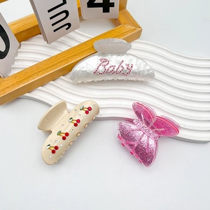 Lot de trois pinces à cheveux avec strass cerise et motif marbre pour coiffures