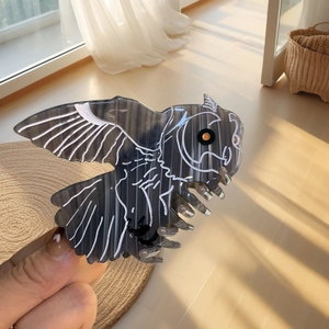 Pince à cheveux chouette réaliste en acétate gris foncé avec motif de plumes détaillé