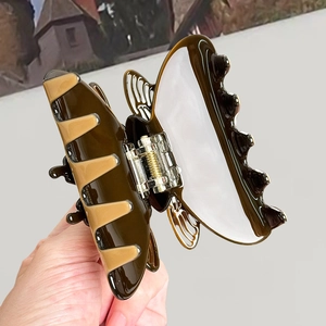 Pince à cheveux papillon élégante en acétate ambre et beige avec finition brillante