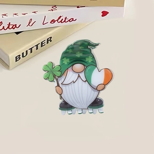 St. Patrick's Day Gnome Haarklammer mit Kleeblatt-Design auf cremefarbenem Grund