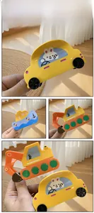 Dettaglio di mollette per capelli in acetato con auto, navi e escavatori colorati