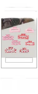 Détail de pinces à cheveux carrées avec motifs XOXO et imprimés lèvres rouges