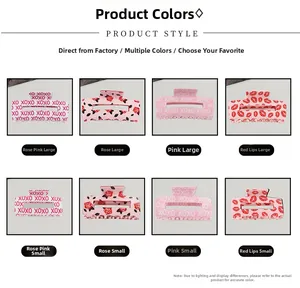 Détail de pinces à cheveux roses avec motifs XOXO, roses et imprimés de lèvres