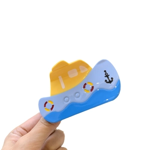 Pinza per capelli a forma di nave in acetato con onde blu e design del tetto giallo