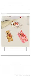 Vue détaillée des pinces à cheveux ours en acrylique en blanc, marron et rose avec nœuds