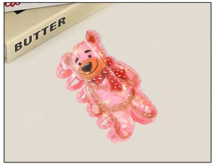 Vue détaillée d'une pince à cheveux ours rose mignon en matériau acétate brillant