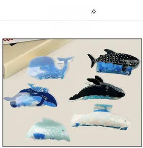 Vue détaillée de diverses pinces à cheveux avec motifs de baleines et dauphins