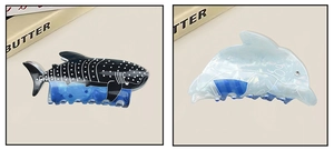 Vue détaillée des pinces à cheveux en acétate en forme de baleine et dauphin avec strass