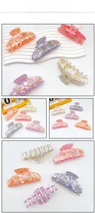 Détails de pinces à cheveux en acrylique marbré avec motifs étoile et lune dorés et strass