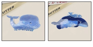 Détail de pinces à cheveux en forme de baleine avec texture marbrée bleue et petits strass