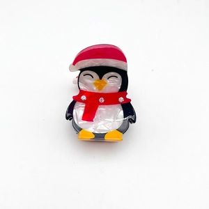 Pinza per capelli natalizia a forma di pinguino con cappello rosso e sciarpa in acetato