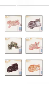 Vue détaillée des pinces à cheveux tendance en acétate en forme de chat et d'éléphant