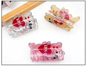 Detailansicht bunter Bären-Haarklammern aus Acryl mit Herz-Kuss-Motiv in Geschenk-Optik